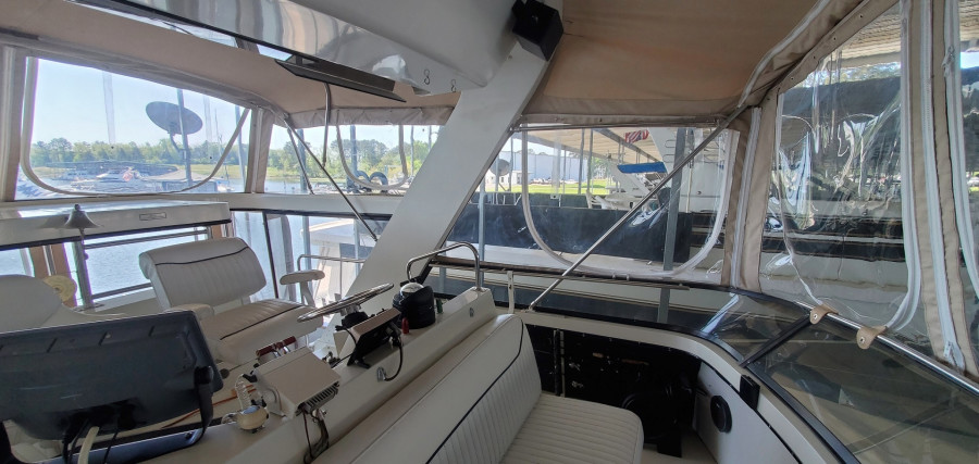 1989 Carver 4207 Aft Cabin