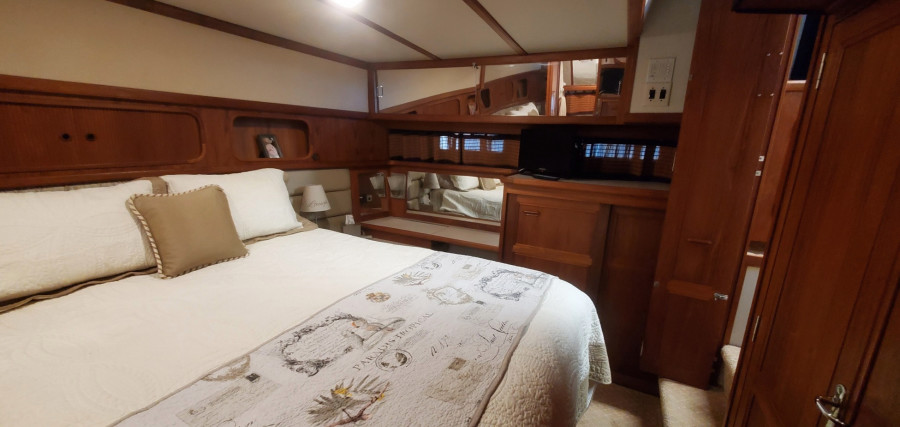 1989 Carver 4207 Aft Cabin