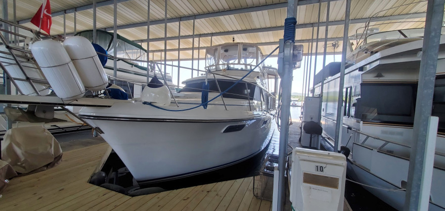 1989 Carver 4207 Aft Cabin