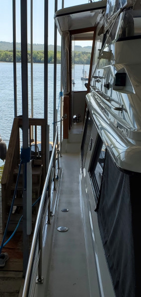1989 Carver 4207 Aft Cabin