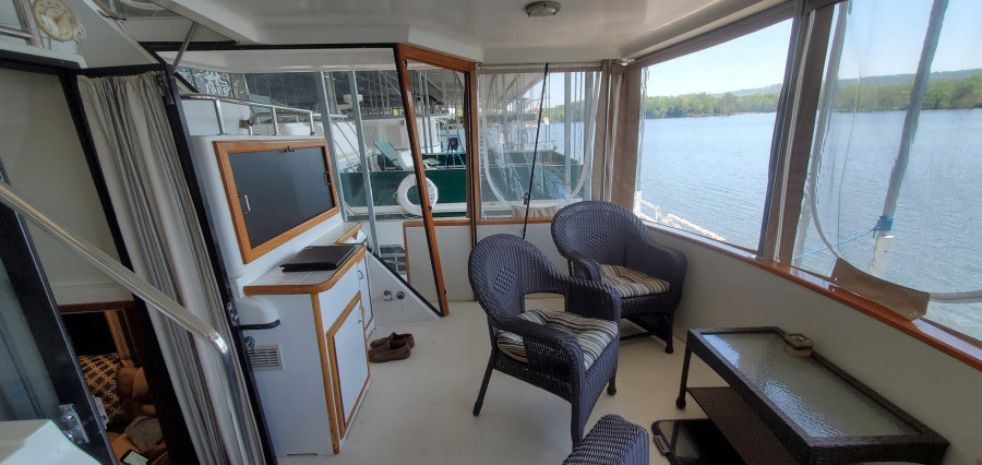 1989 Carver 4207 Aft Cabin