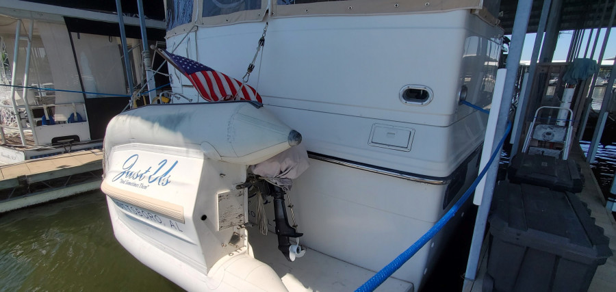 1989 Carver 4207 Aft Cabin