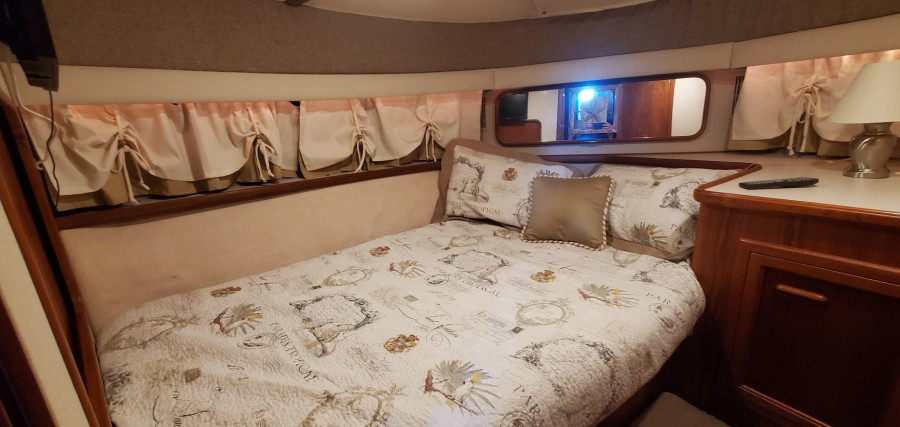 1989 Carver 4207 Aft Cabin