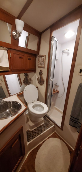 1989 Carver 4207 Aft Cabin