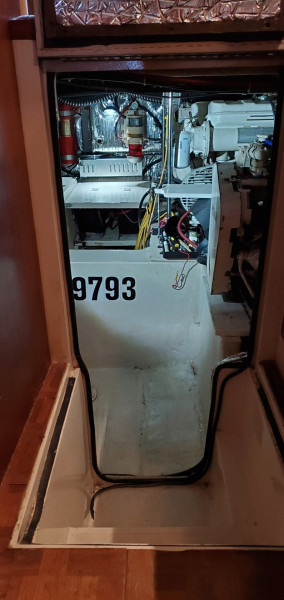1989 Carver 4207 Aft Cabin