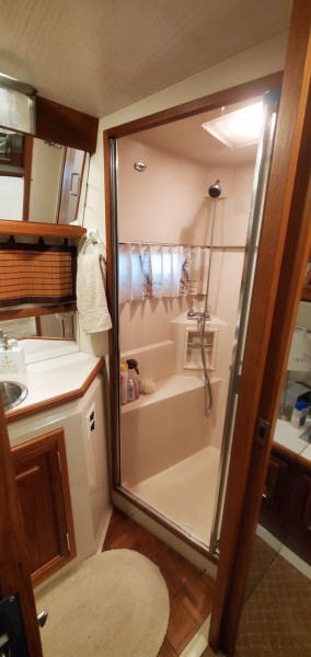 1989 Carver 4207 Aft Cabin
