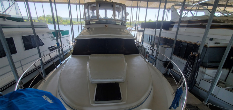 1989 Carver 4207 Aft Cabin