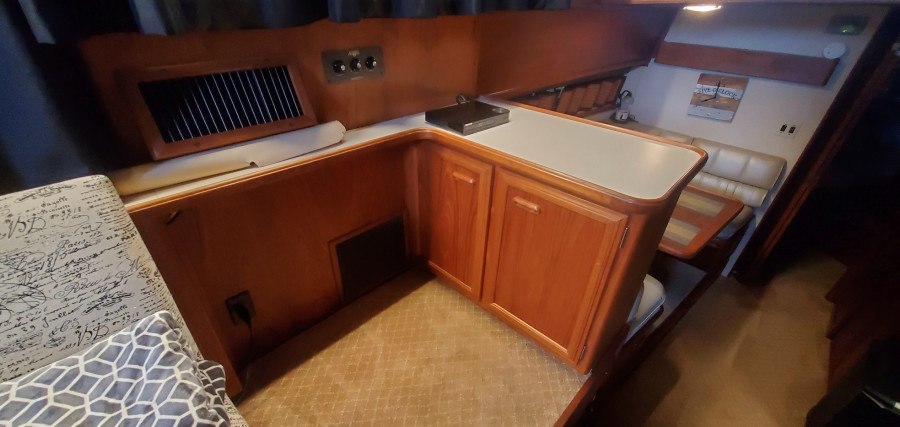 1989 Carver 4207 Aft Cabin