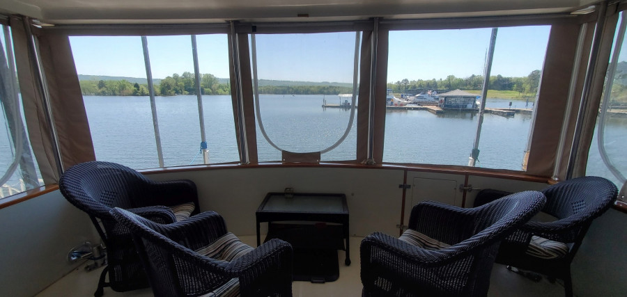 1989 Carver 4207 Aft Cabin