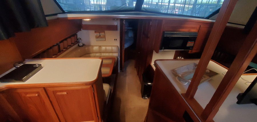 1989 Carver 4207 Aft Cabin