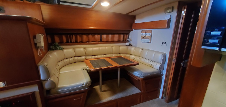 1989 Carver 4207 Aft Cabin