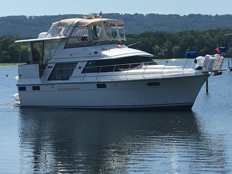 1989 Carver 4207 Aft Cabin
