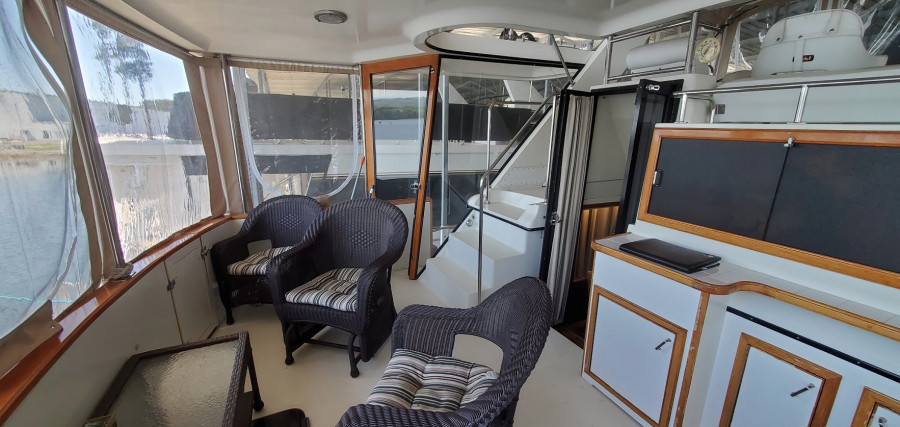 1989 Carver 4207 Aft Cabin