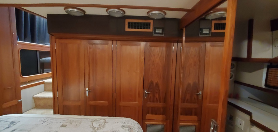 1989 Carver 4207 Aft Cabin