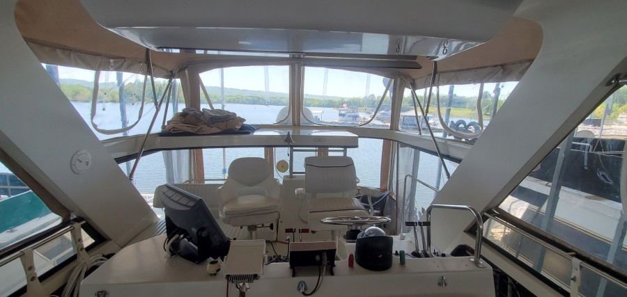 1989 Carver 4207 Aft Cabin
