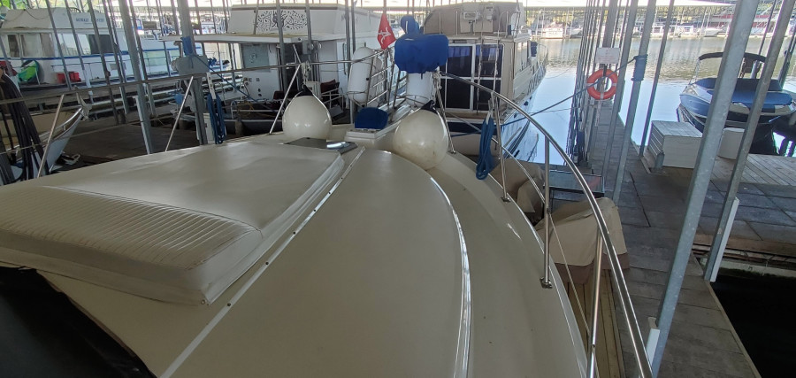 1989 Carver 4207 Aft Cabin