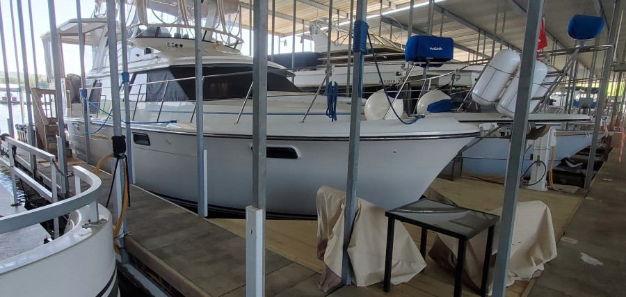 1989 Carver 4207 Aft Cabin