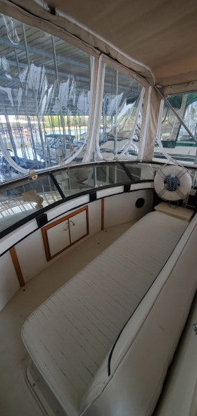1989 Carver 4207 Aft Cabin