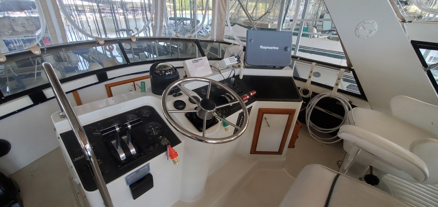 1989 Carver 4207 Aft Cabin