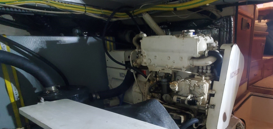 1989 Carver 4207 Aft Cabin