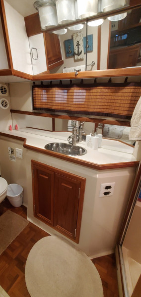 1989 Carver 4207 Aft Cabin