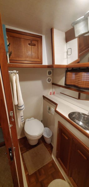 1989 Carver 4207 Aft Cabin