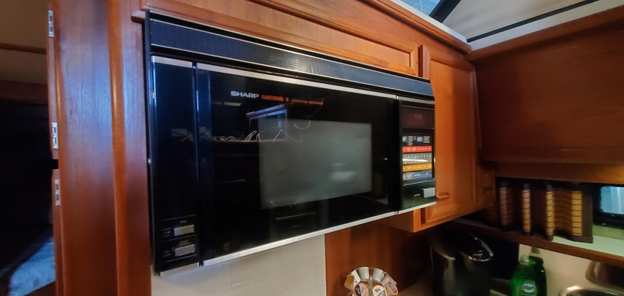 1989 Carver 4207 Aft Cabin