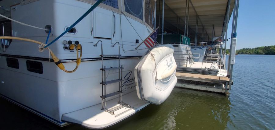 1989 Carver 4207 Aft Cabin