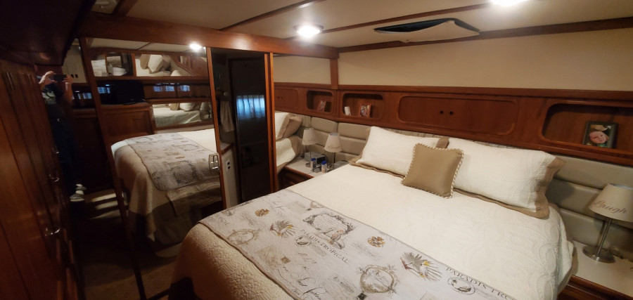 1989 Carver 4207 Aft Cabin