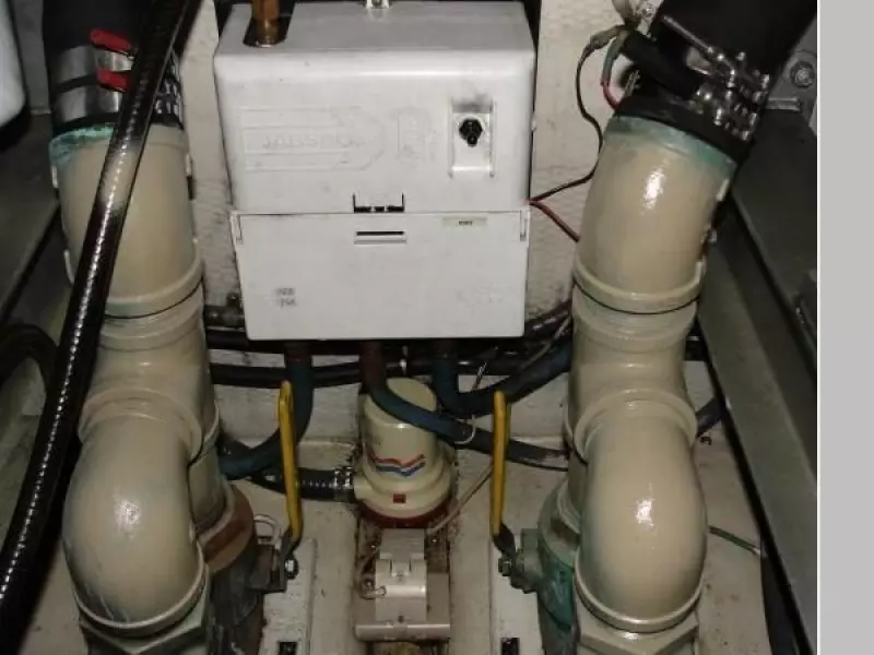 1990 Viking 43 Convertible