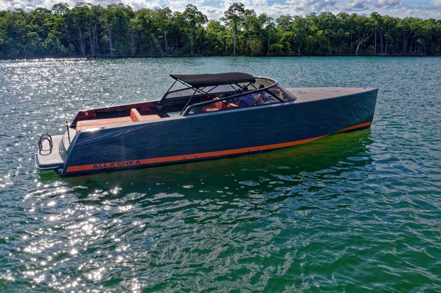 VanDutch 40 - Exterior Profile
