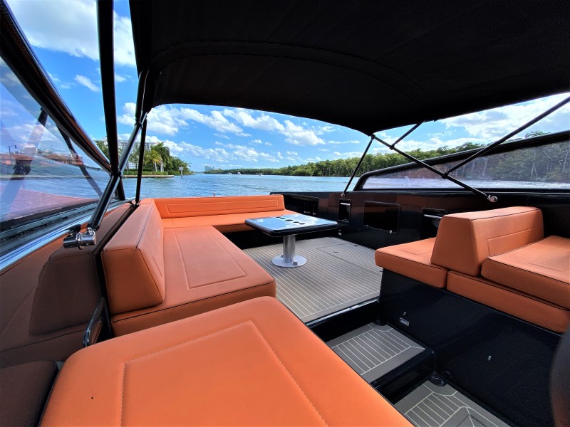 VanDutch 40 - Deck Seating