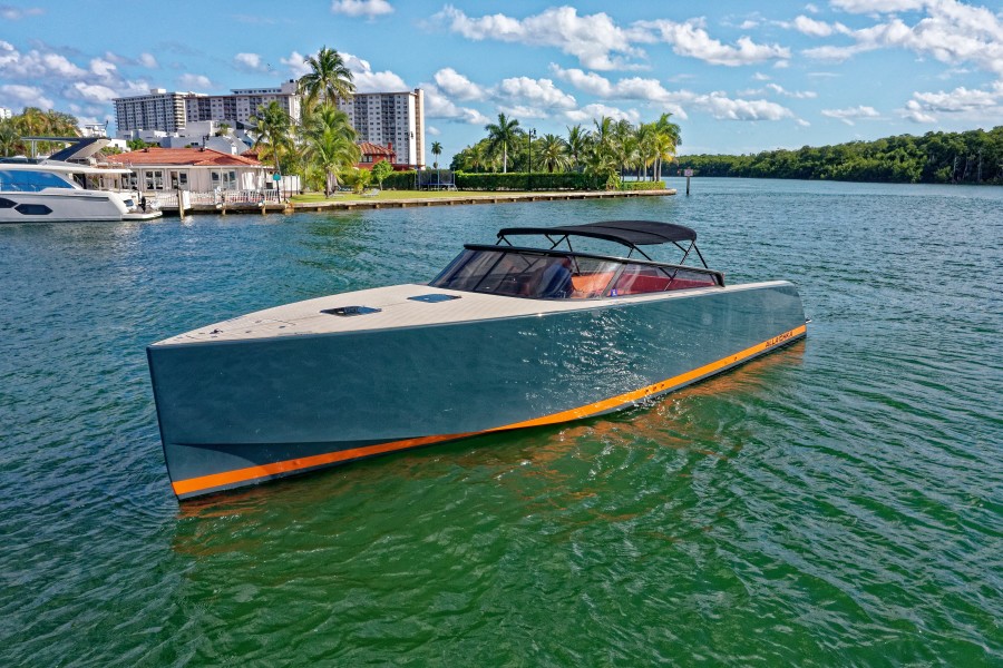 VanDutch 40 - Exterior Profile