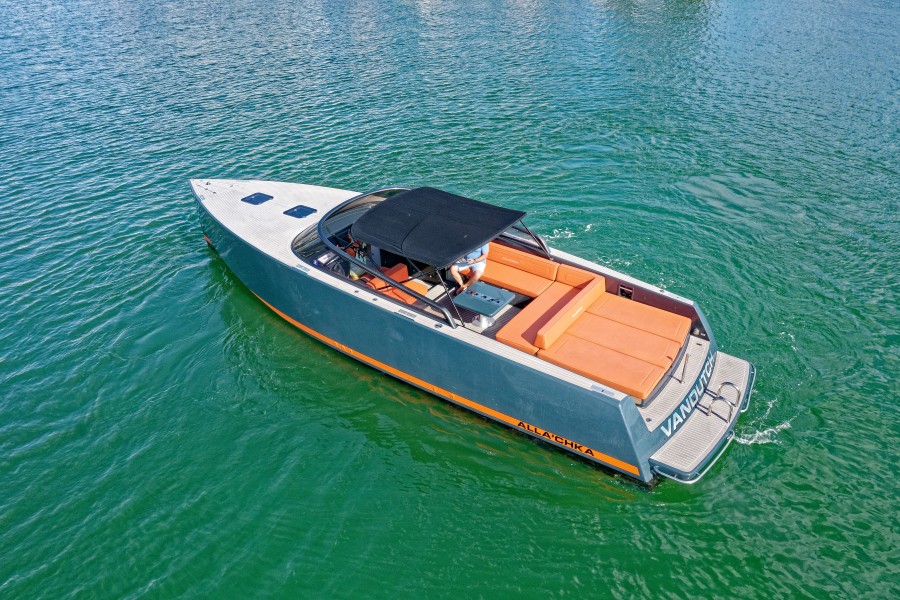 VanDutch 40 - Exterior Profile
