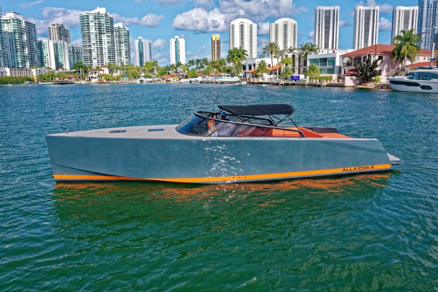 VanDutch 40 - Exterior Profile