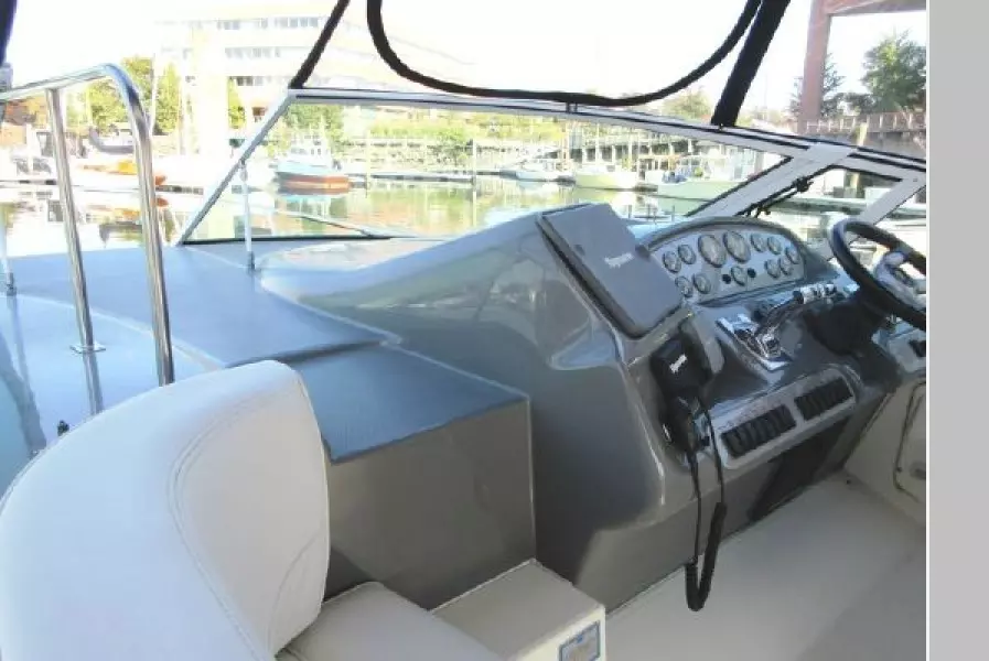 2005 Cruisers Yachts 370 Esprit