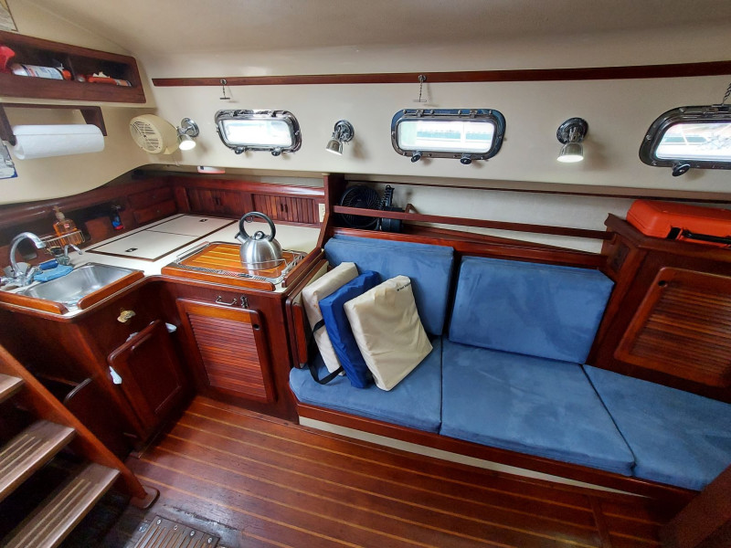 1985 Island Packet 27