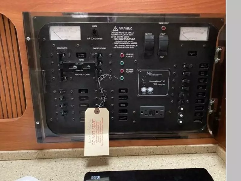 2006 Rinker 320 Express Cruiser