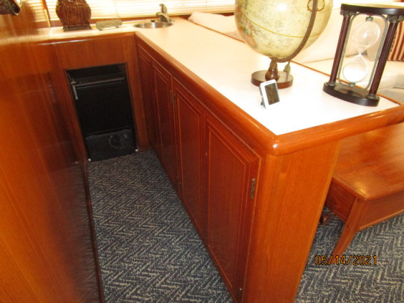 55' Ocean Alexander salon bar2