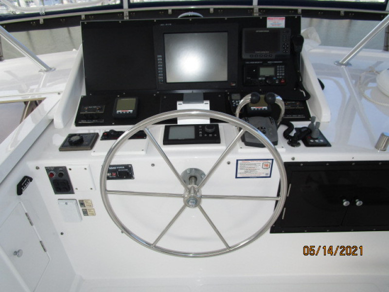 55' Ocean Alexander flybridge helm