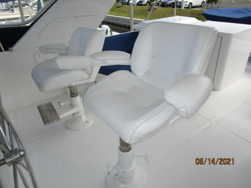 55' Ocean Alexander flybridge helmseats