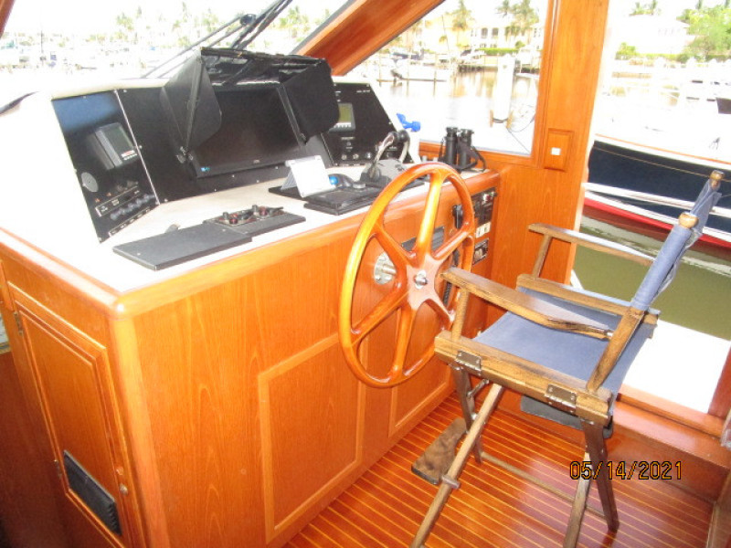55' Ocean Alexander pilothouse helm1