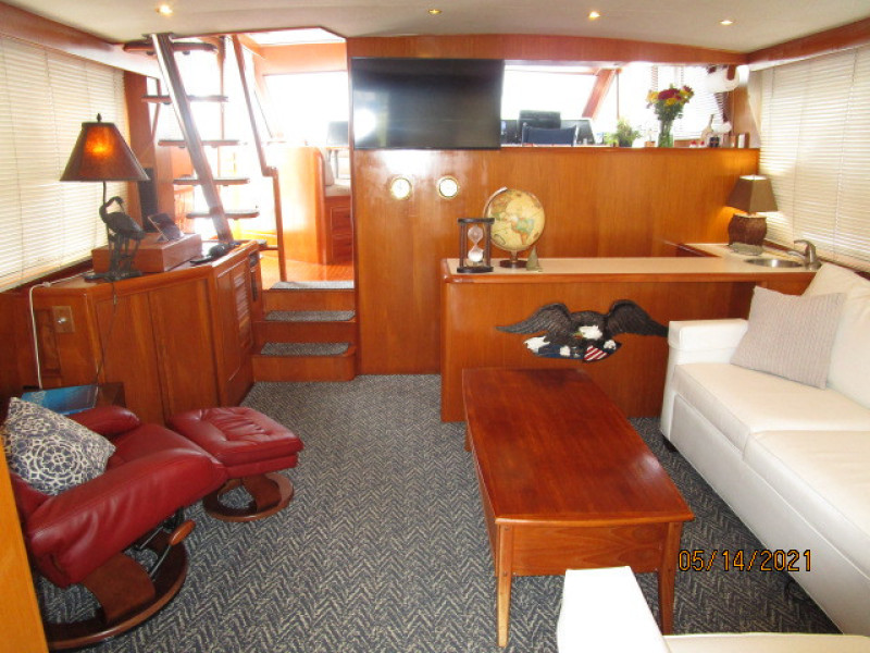 55' Ocean Alexander salon forward