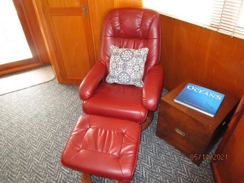55' Ocean Alexander salon port seating