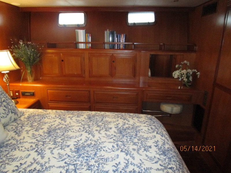 55' Ocean Alexander master stateroom port
