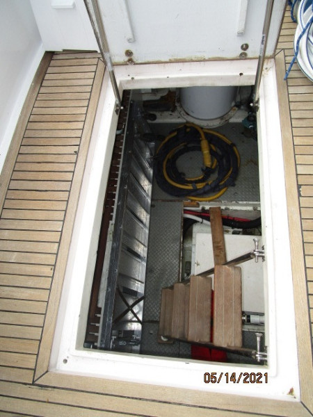 55' Ocean Alexander lazarette access