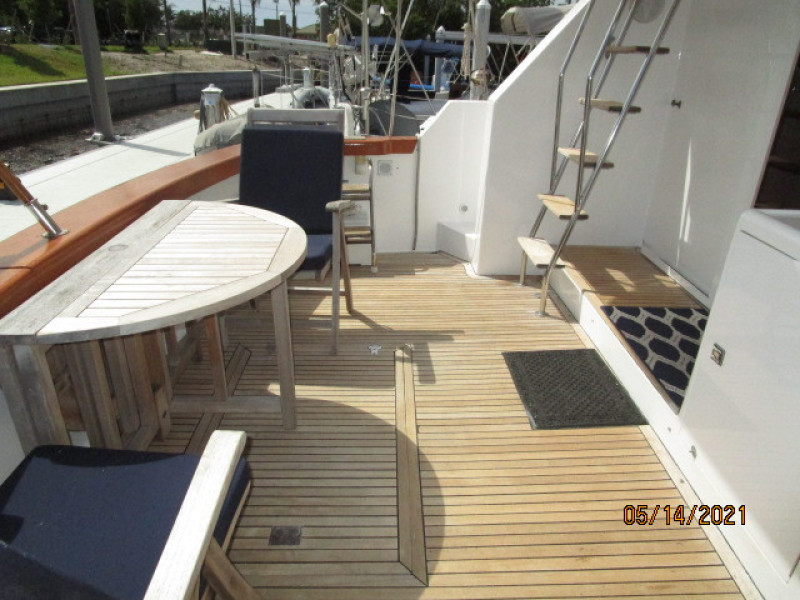 55' Ocean Alexander aftdeck port
