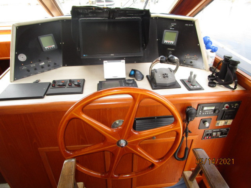 55' Ocean Alexander pilothouse helm2