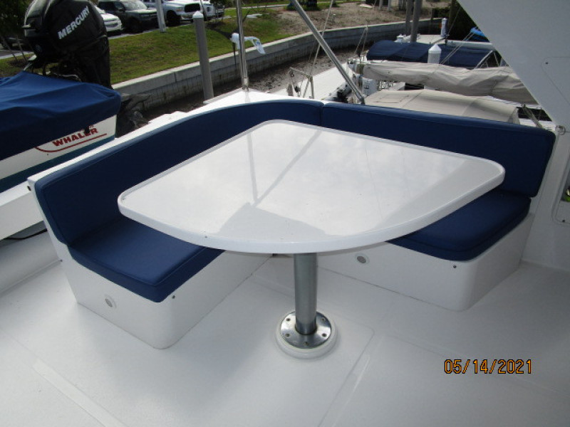 55' Ocean Alexander flybridge port seating