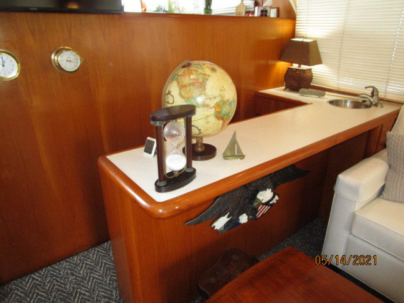 55' Ocean Alexander salon bar1
